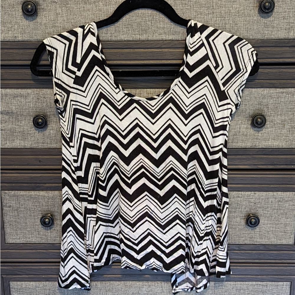 XS Rue 21 Bow Back Short Sleeve Top